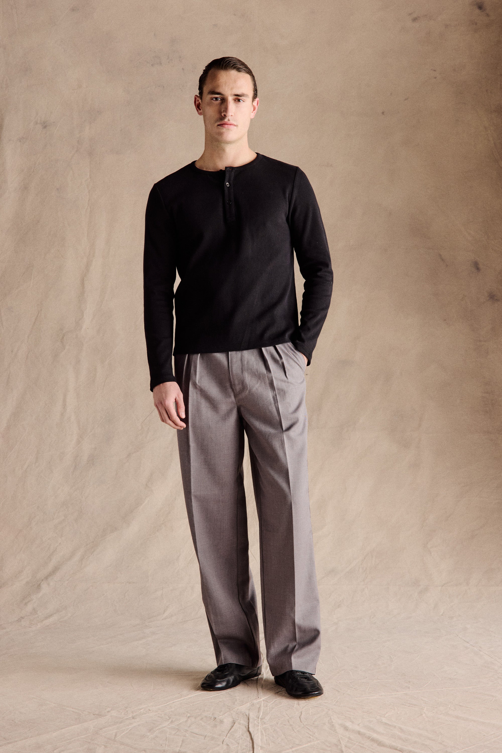 NEU_IN AW25 Front vent trousers グレー Women's Bara Tapered Trousers Grey | Sherpa Adventure Gear