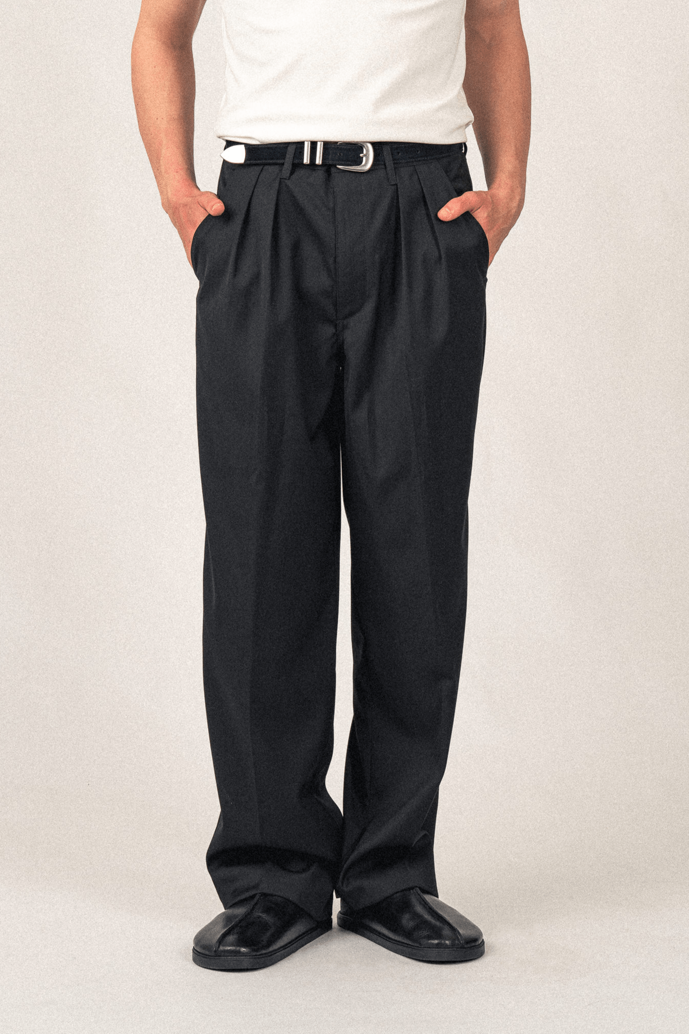 Relaxed Pleated Trousers | Black - Anovair