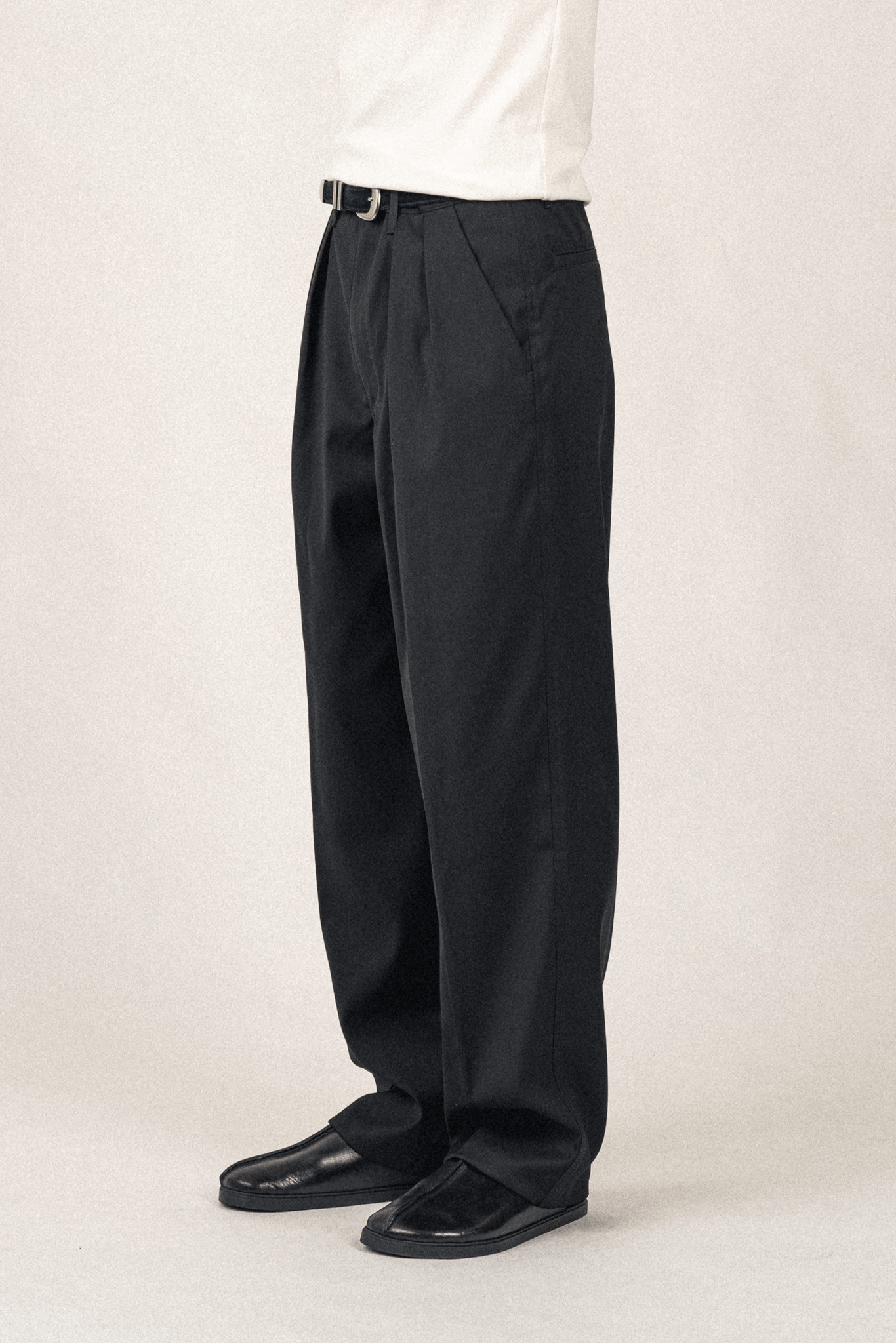 Relaxed Pleated Trousers | Black - Anovair