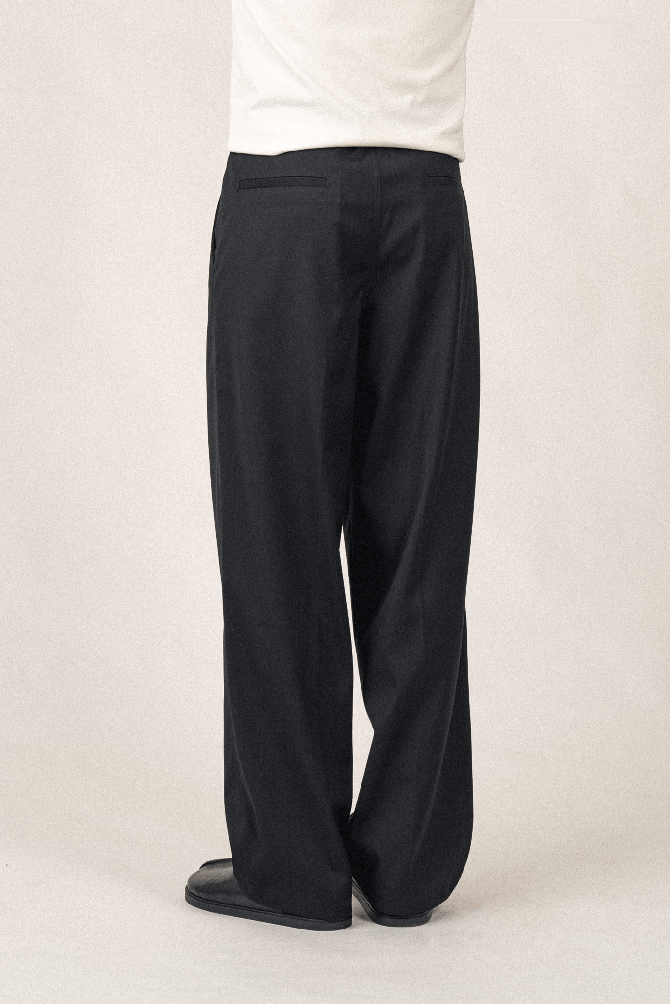 Relaxed Pleated Trousers | Black - Anovair